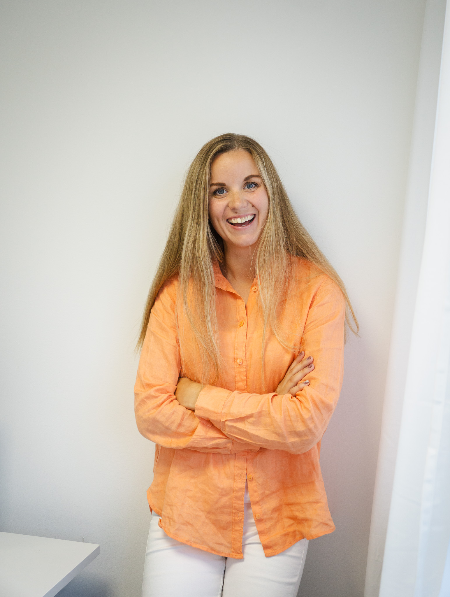 Magdalena Persson, IT-specialist på Visionite, leende mot kameran i en modern kontorsmiljö.