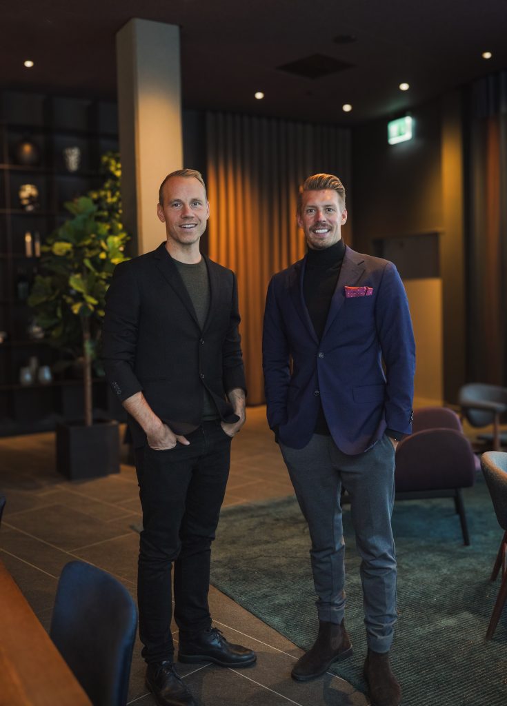 Erik Jonsson och Mattias Matsson, grundare av Visionite, står och ler in i kameran