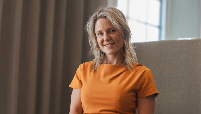 Porträttbild på Visionites VD Madeleine Regnér som ler och tittar in i kameran.
